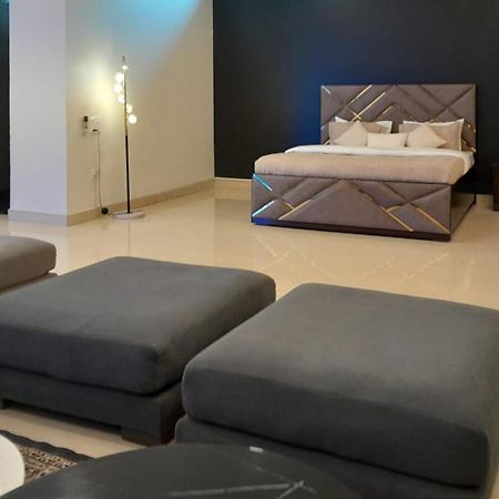 Stayvista At Wandering Vines Indoor Pool 4Bhk Luxury Villa In Delhi Sohna エクステリア 写真