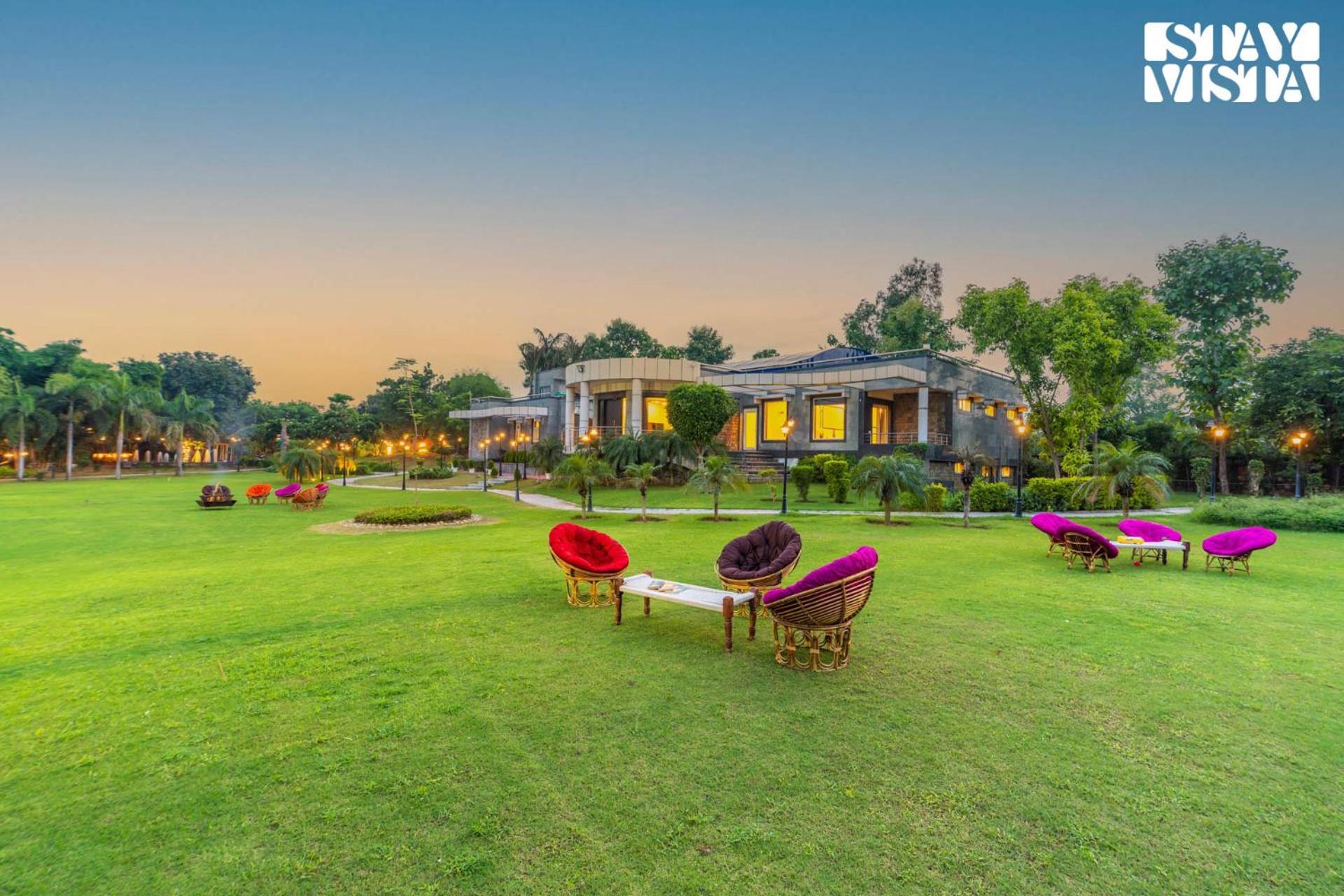Stayvista At Wandering Vines Indoor Pool 4Bhk Luxury Villa In Delhi Sohna エクステリア 写真