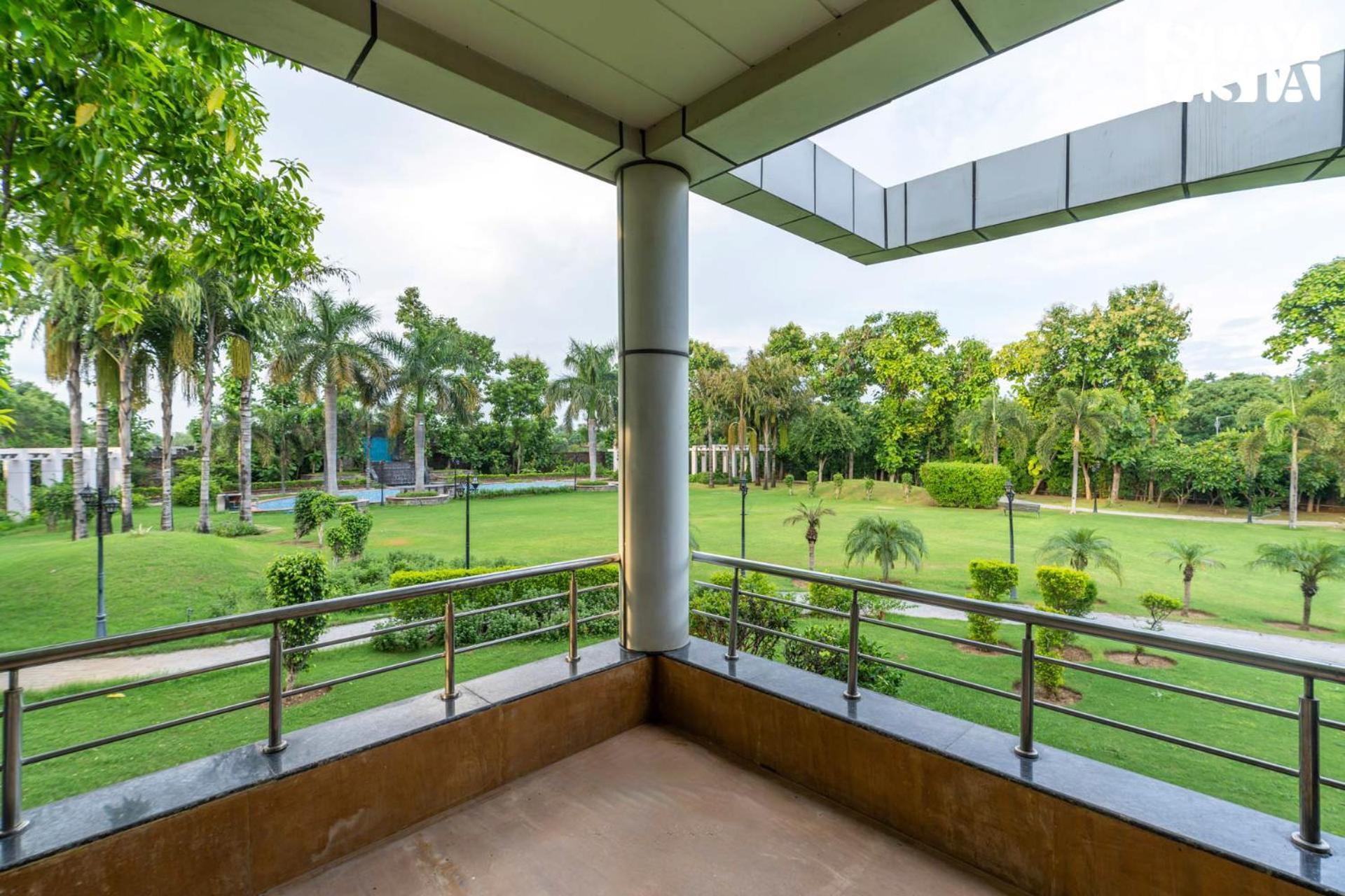Stayvista At Wandering Vines Indoor Pool 4Bhk Luxury Villa In Delhi Sohna エクステリア 写真