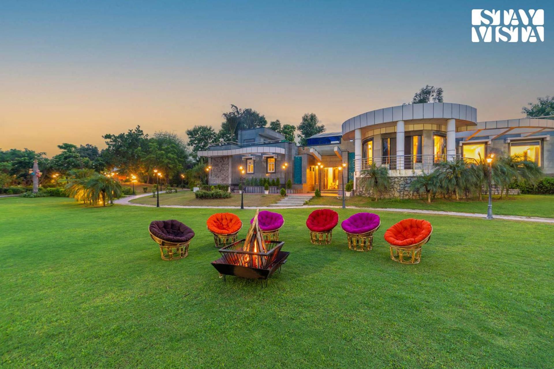 Stayvista At Wandering Vines Indoor Pool 4Bhk Luxury Villa In Delhi Sohna エクステリア 写真