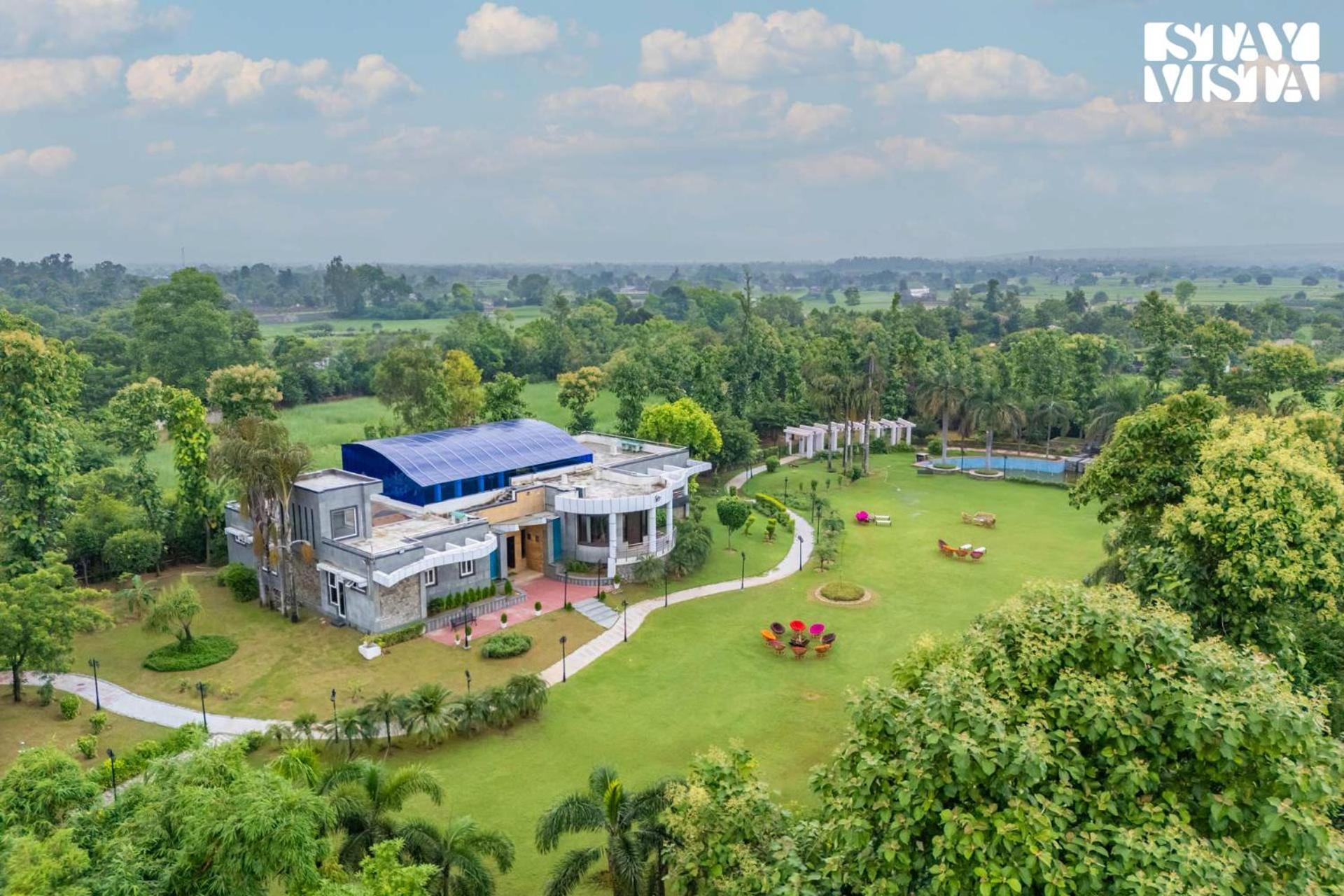 Stayvista At Wandering Vines Indoor Pool 4Bhk Luxury Villa In Delhi Sohna エクステリア 写真